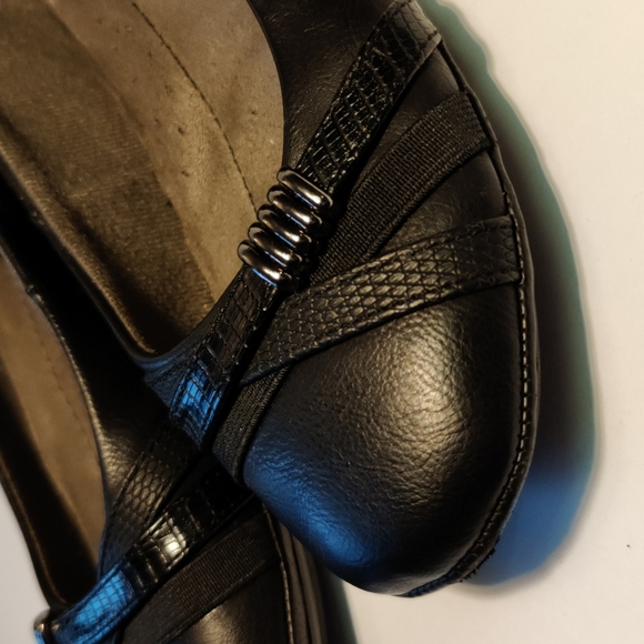 Black Flats - Picture 2 of 6